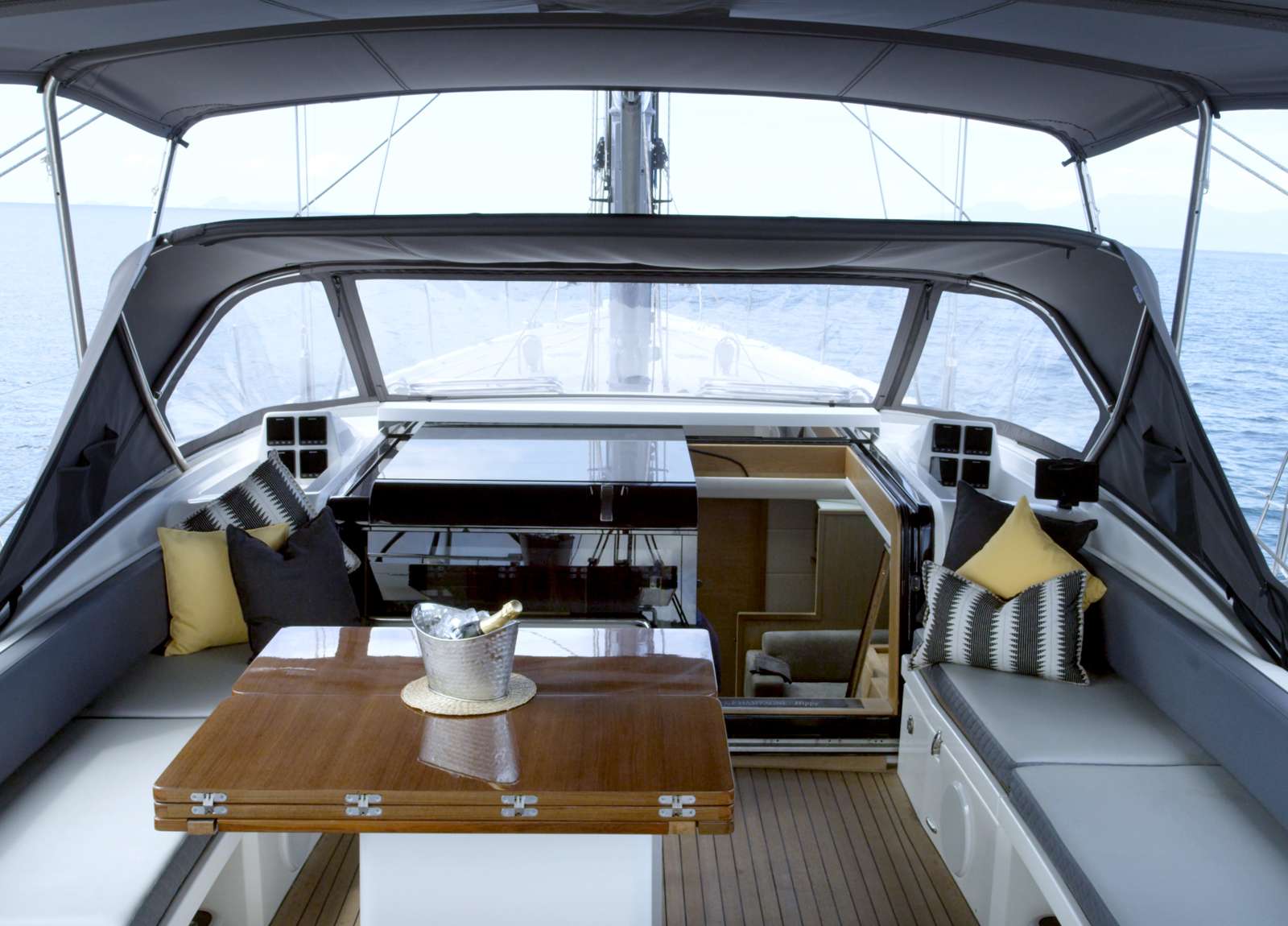 upperdeck-luxury-yacht-oyster-825-champagne-hippy-balearics