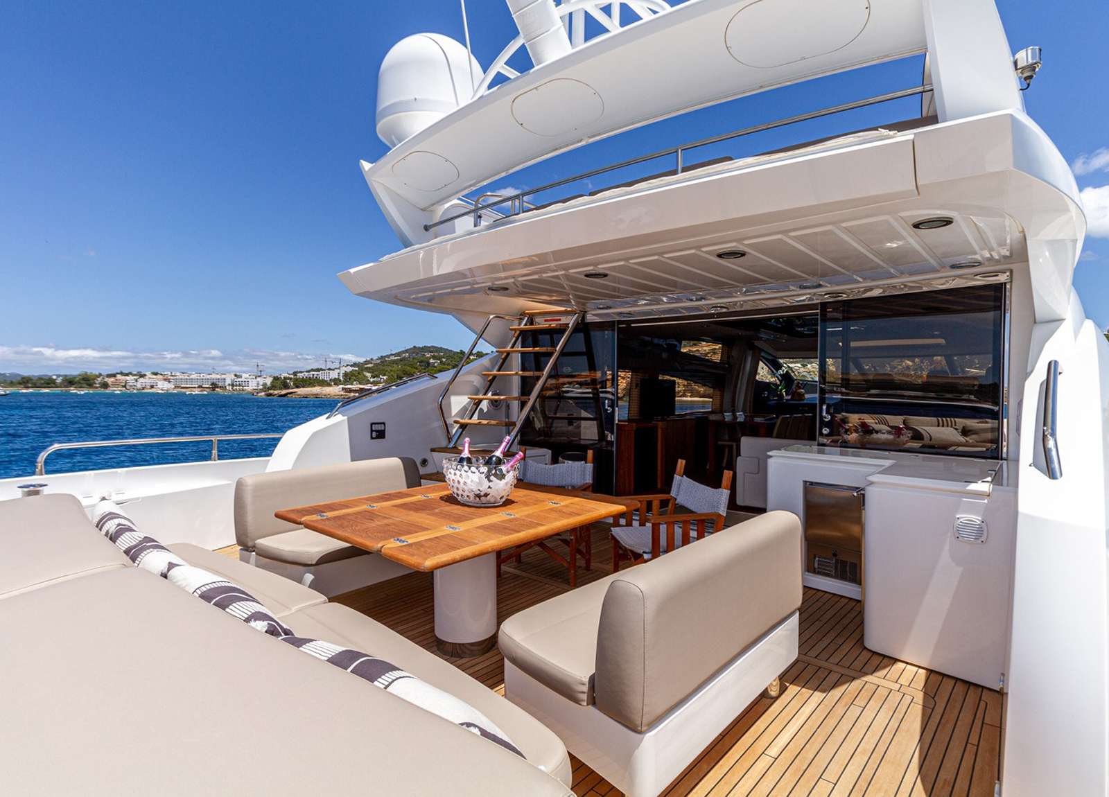 upperdeck-luxury-yacht-sunseeker-predator-84-basad-balearic-islands