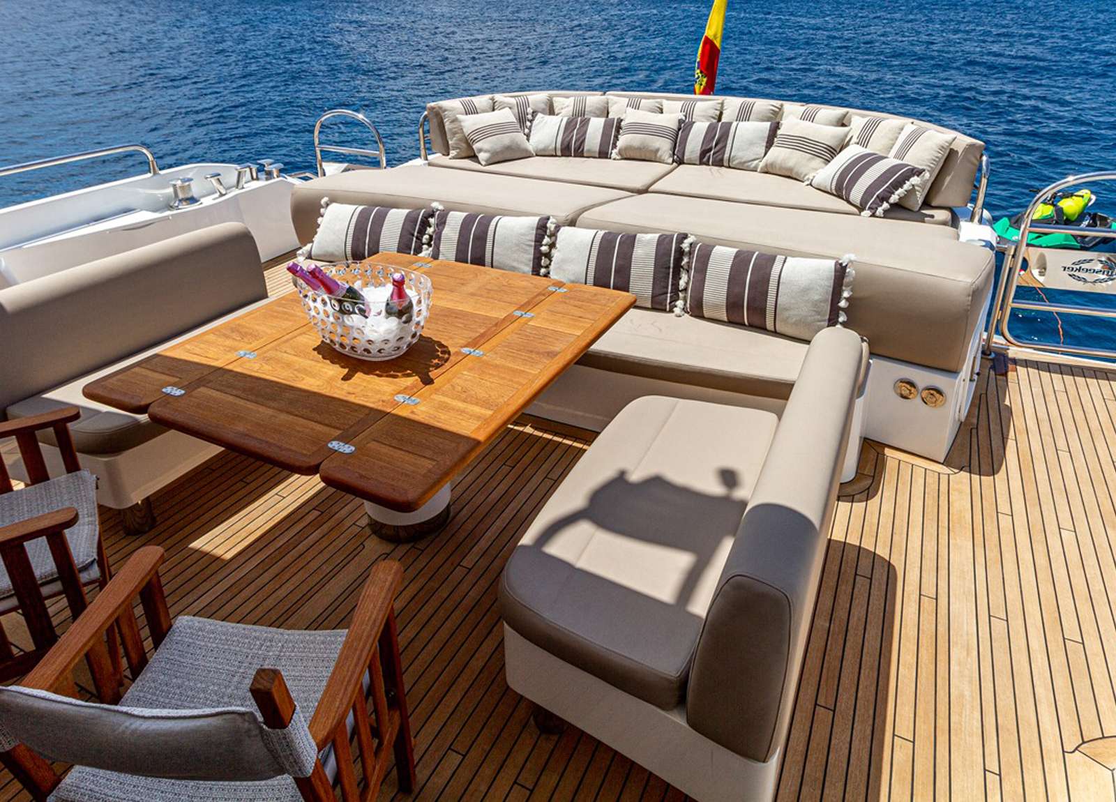 upperdeck-luxury-yacht-sunseeker-predator-84-basad