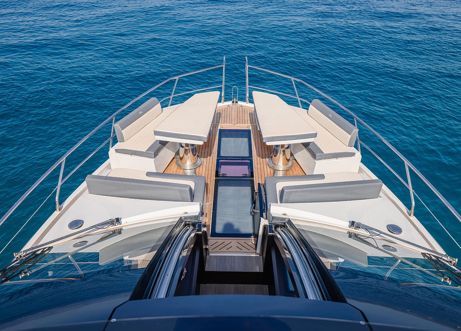 upperdeck-luxury-yacht-galeon-640-fly-2
