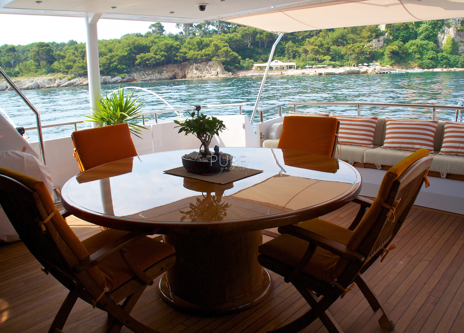 upperdeck-seating-luxury-yacht-heesen-28m-heartbeat-of-life-spain