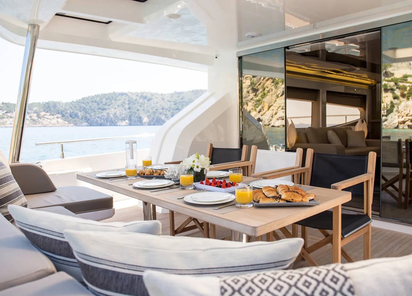 upperdeck-seating-luxury-yacht-pearl-tomi-western-mediterranean