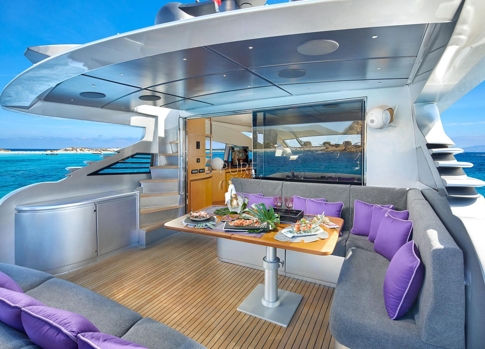 upperdeck-seating-luxury-yacht-pershing-90-shalimar-ii-balearic-islands