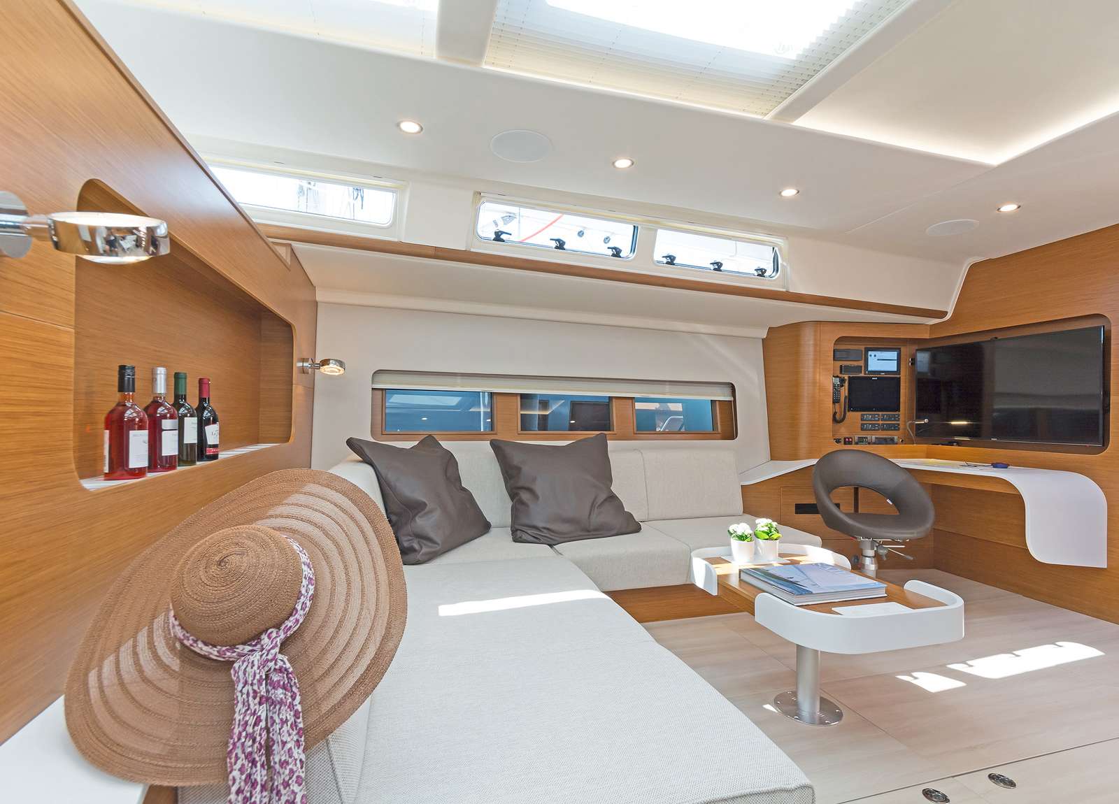 vip-cabin-luxury-yacht-hanse-675-nadamas