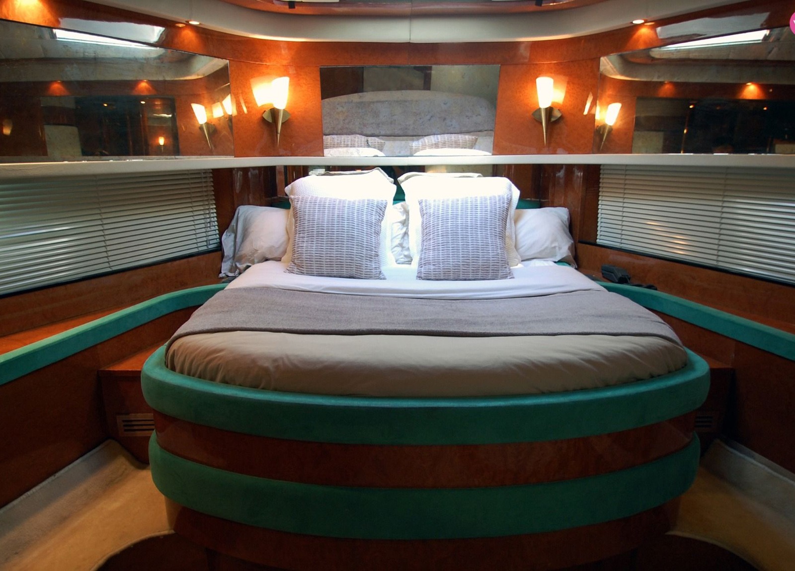 vip-cabin-luxury-yacht-mochi-craft-85-leigh-spain