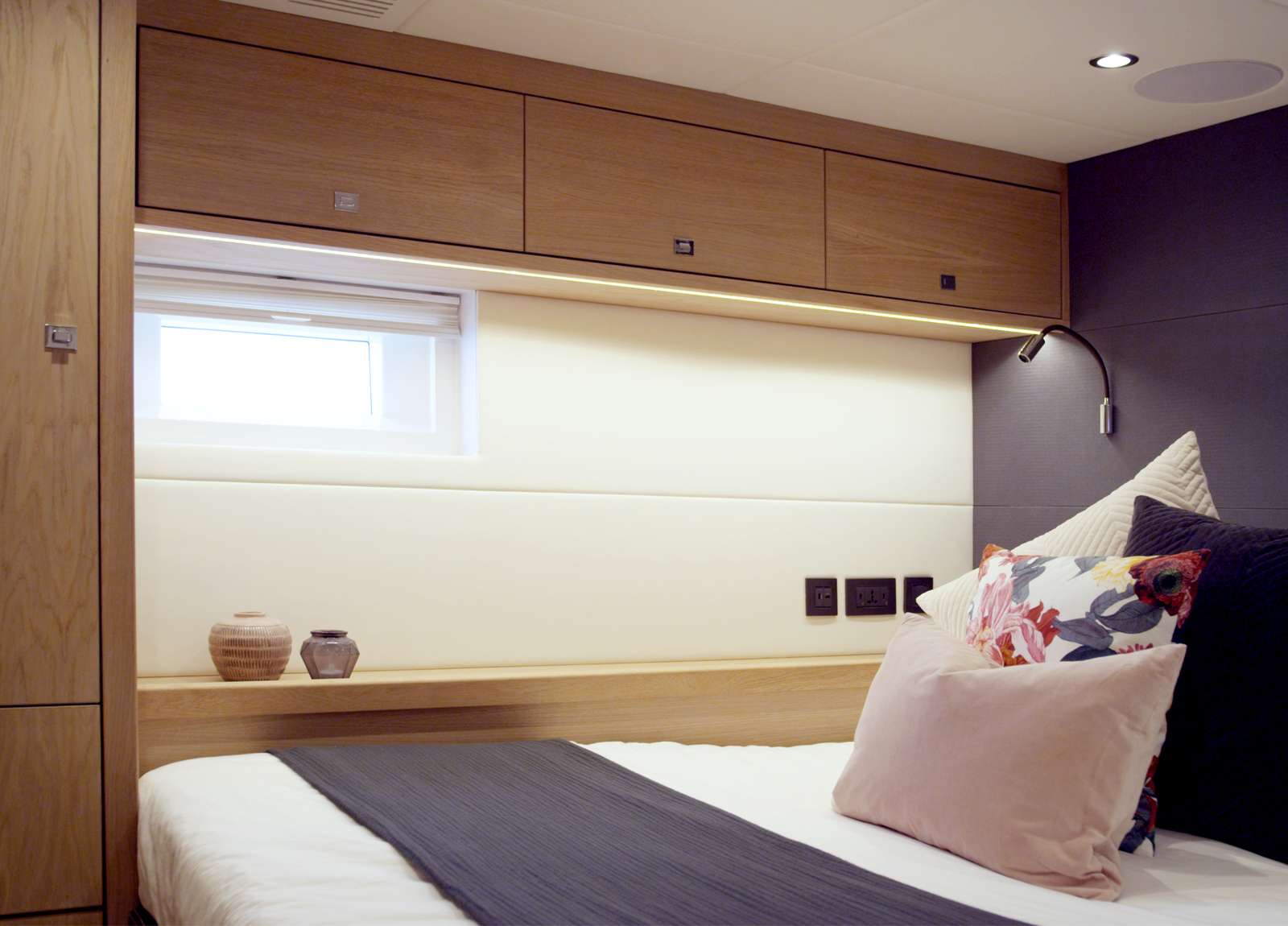 vip-cabin-luxury-yacht-oyster-825-champagne-hippy-balearic-islands