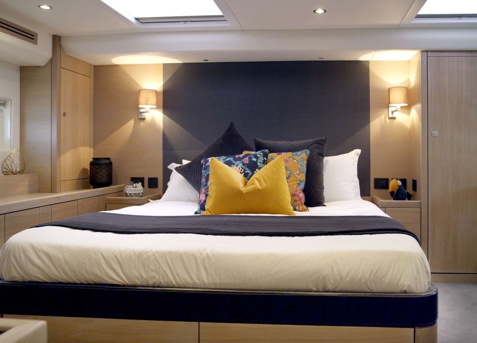 vip-cabin-luxury-yacht-oyster-825-champagne-hippy-balearics