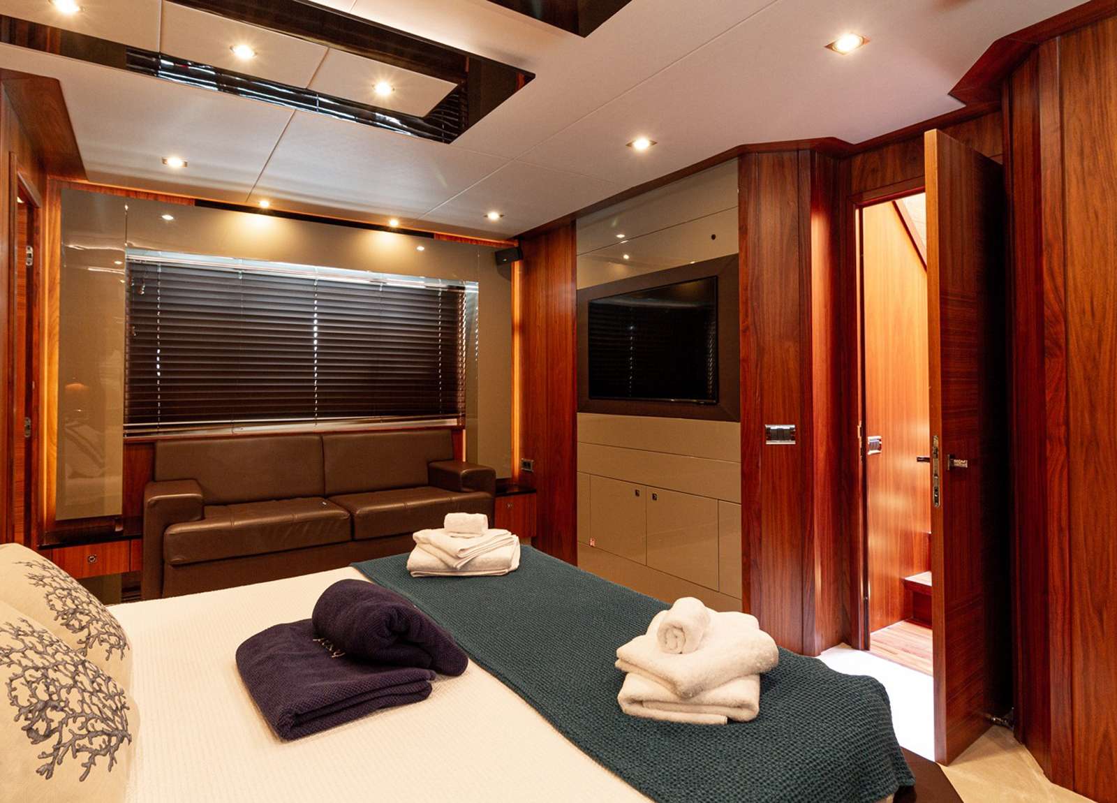 vip-cabin-luxury-yacht-sunseeker-predator-84-basad-balearics