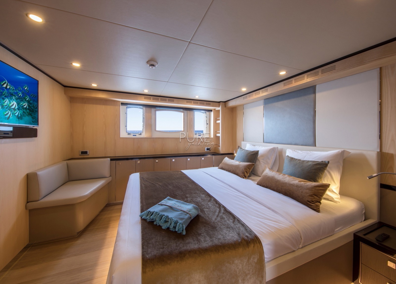 vip-cabin-luxury-yacht-vanquish-82-balearic-islands