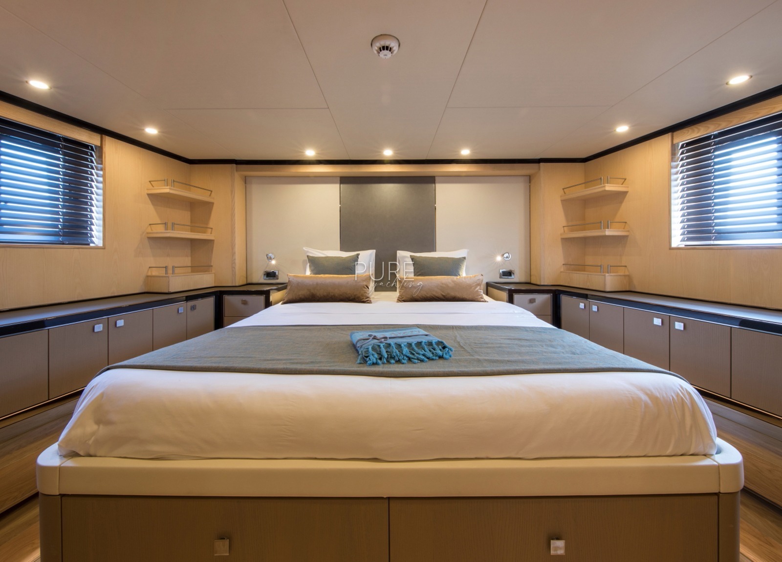 vip-cabin-luxury-yacht-vanquish-82-sea-story-balearic-islands