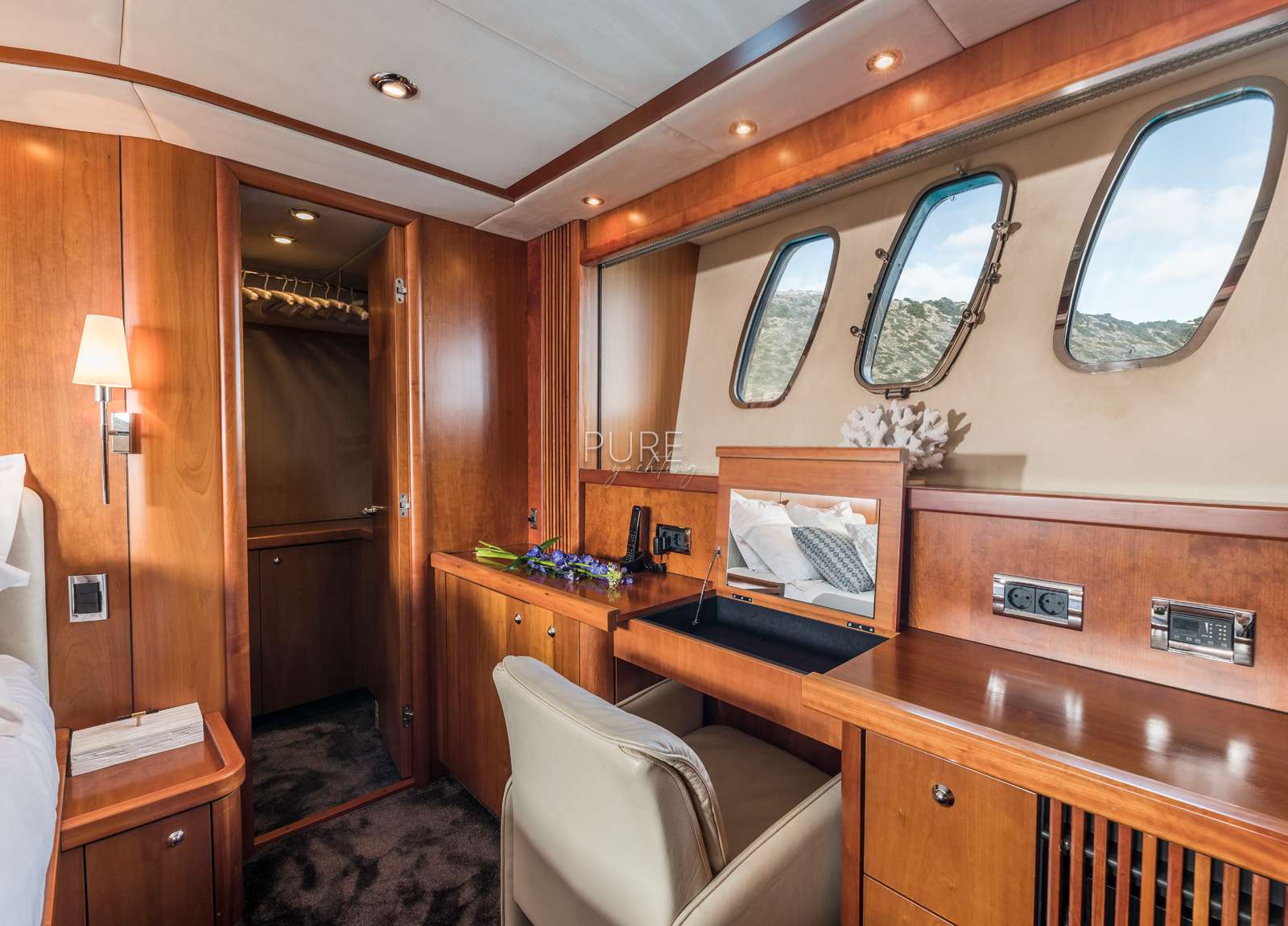 vip-cabin-sunseeker-predator-82-froggy-balearic-islands