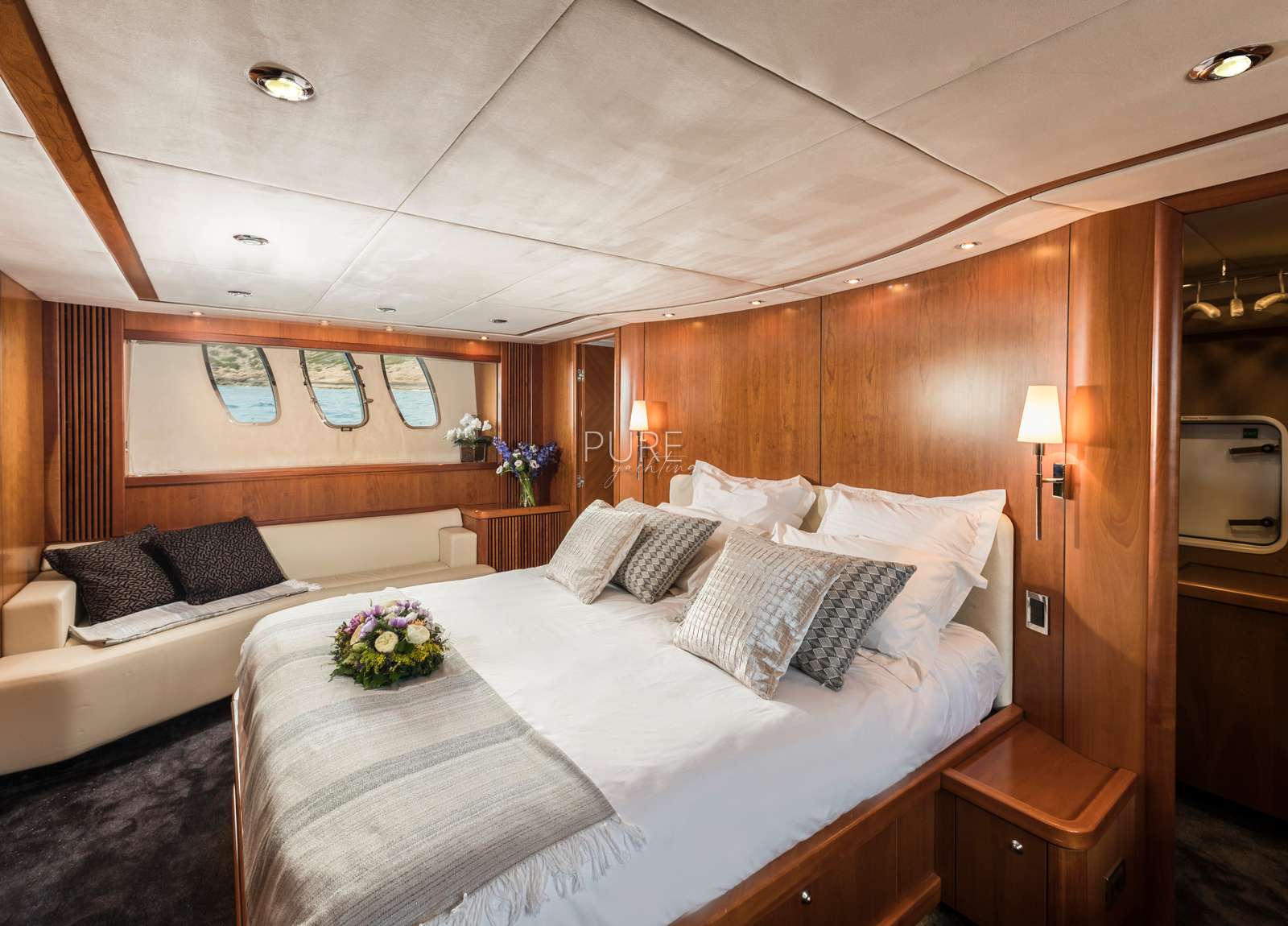 vip-cabin-sunseeker-predator-82-froggy-balearics