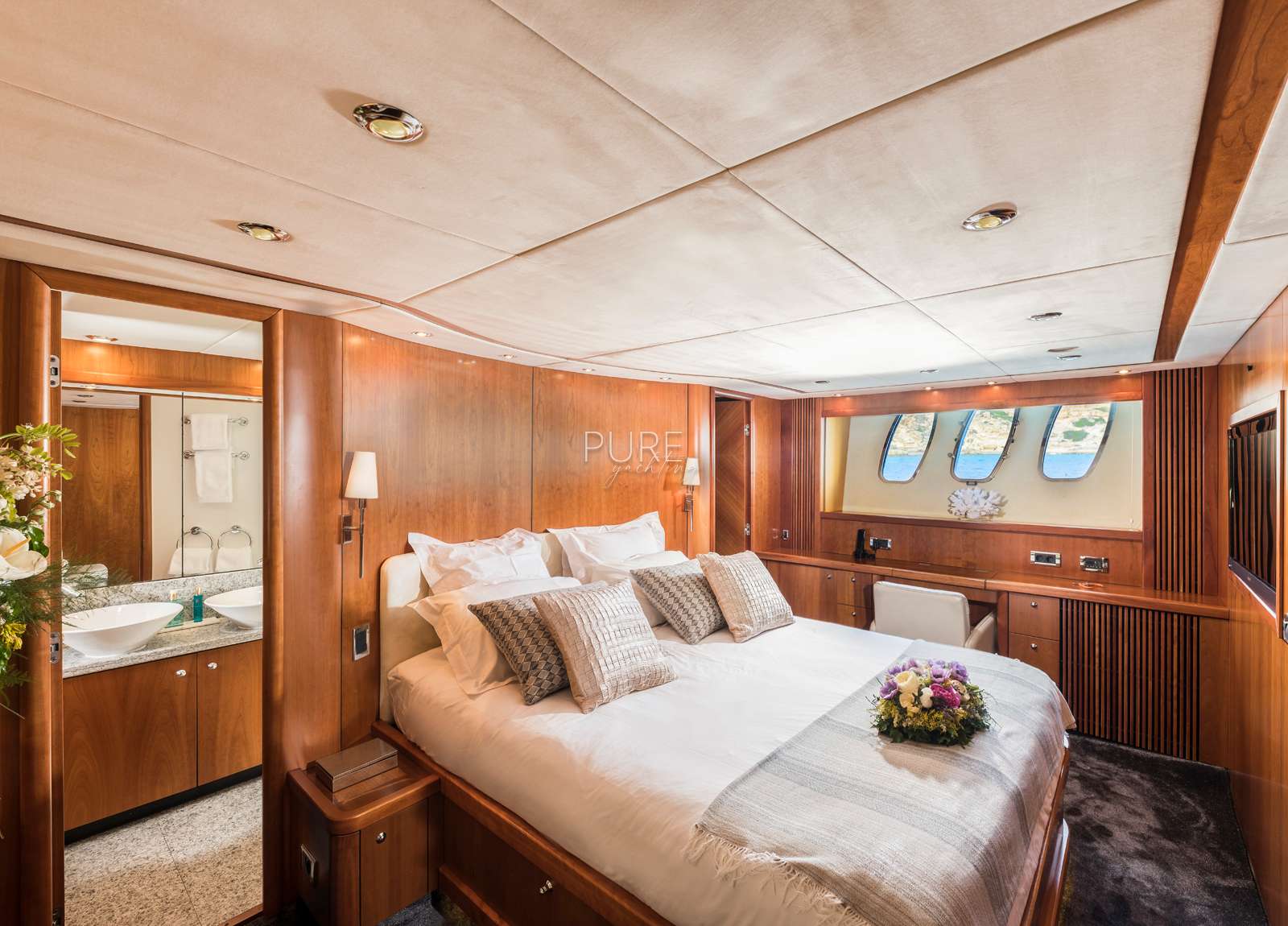 vip-cabin-sunseeker-predator-82-froggy