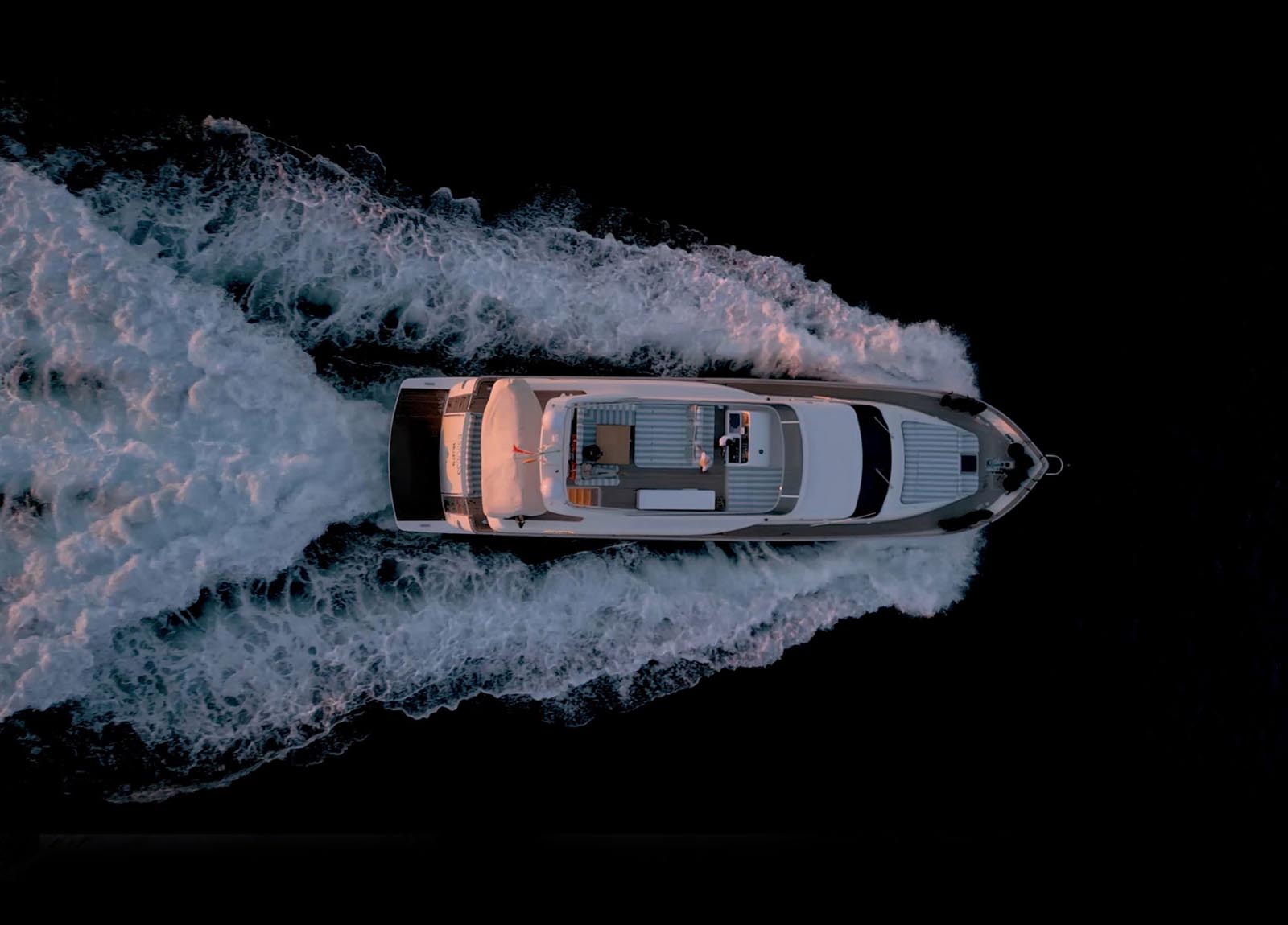 yacht-alalunga-night